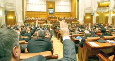 Stire din Politică-Administrație : Parlamentul vrea mai multe zile libere pentru români. Ce alte sărbători ar putea deveni legale