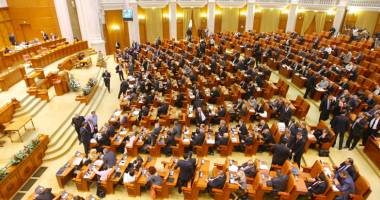 Stire din Politică-Administrație : Parlamentarii și-au votat pensiile speciale.  Câți bani vor primi