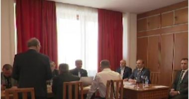 Stire din Politică-Administrație : Cum au sărbătorit parlamentarii cu pahare de vin la 10 dimineaţa. "Doar am ciocnit, nu am băut"