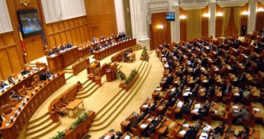 Stire din Politică-Administrație : Parlamentul nu intră încă în vacanță. Se așteaptă ca Băsescu să retrimită bugetul