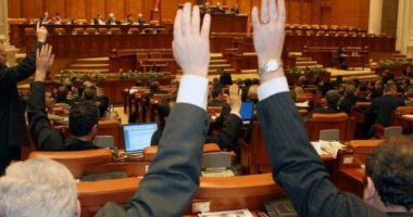 Stire din Social : "Norocoșii" de la stat. Cine scapă și cu pensie, și cu salariu