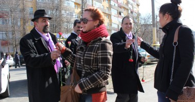Stire din Politică-Administrație : Constănțencele au primit flori și mărțișoare de la Partidul Poporului