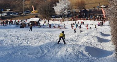 Stire din Social : Sute de turiști au luat cu asalt pârtiile în ultimul weekend de dinaintea Crăciunului