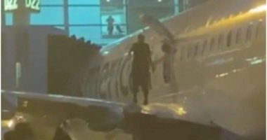 Stire din Actualitate : Un pasager a sărit pe aripa unui avion, la scurt timp după ce aeronava a aterizat pe aeroport