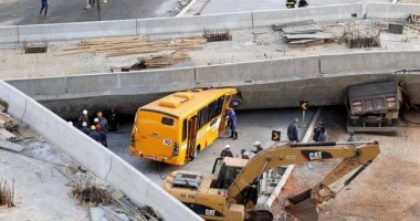 Stire din Actualitate : Cel puțin doi morți după prăbușirea unei pasarele