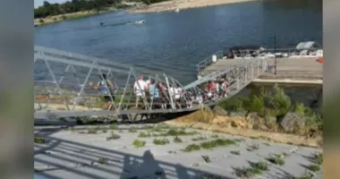 Momente de panică după ce o pasarelă s-a prăbușit sub turiști. Mai mulți copii au ajuns la spital