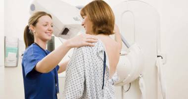 Stire din Sănătate : Pași esențiali pentru depistarea cancerului mamar. Cum pot evita constănțencele condamnarea la moarte