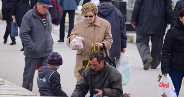 Haos și cerșetorie în cimitire. Viii s-au călcat în picioare de Paștele Blajinilor - 2