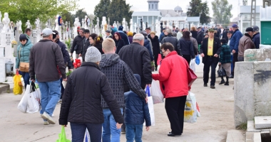 Haos și cerșetorie în cimitire. Viii s-au călcat în picioare de Paștele Blajinilor - 10