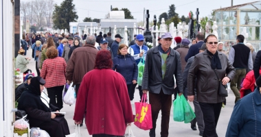 Haos și cerșetorie în cimitire. Viii s-au călcat în picioare de Paștele Blajinilor - 13