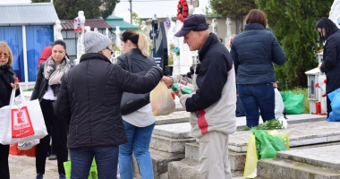 Haos și cerșetorie în cimitire. Viii s-au călcat în picioare de Paștele Blajinilor - 15