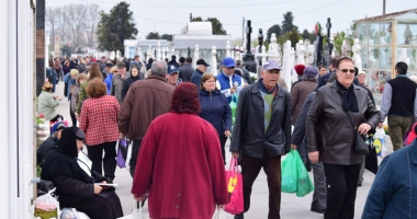 Haos și cerșetorie în cimitire. Viii s-au călcat în picioare de Paștele Blajinilor - 3