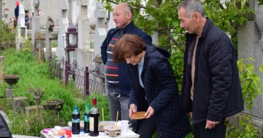 Haos și cerșetorie în cimitire. Viii s-au călcat în picioare de Paștele Blajinilor - 4