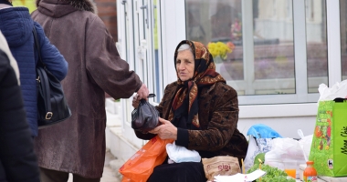 Haos și cerșetorie în cimitire. Viii s-au călcat în picioare de Paștele Blajinilor - 5