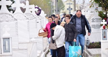 Haos și cerșetorie în cimitire. Viii s-au călcat în picioare de Paștele Blajinilor - 6