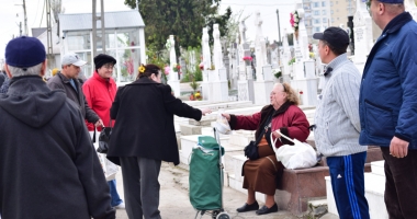 Stire din Social : Haos și cerșetorie în cimitire. Viii s-au călcat în picioare de Paștele Blajinilor