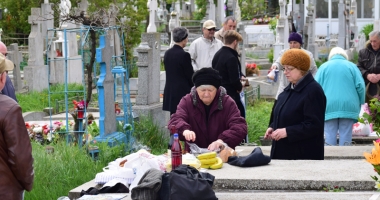 Haos și cerșetorie în cimitire. Viii s-au călcat în picioare de Paștele Blajinilor - 7