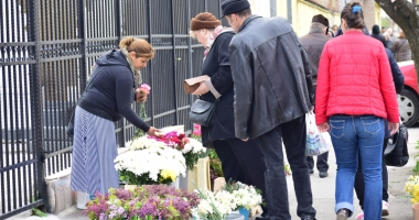 Haos și cerșetorie în cimitire. Viii s-au călcat în picioare de Paștele Blajinilor - 8