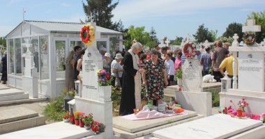 Paștele Blajinilor, sărbătorit  cu bodyguarzi la porțile cimitirelor - 5
