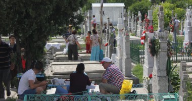 Paștele Blajinilor, sărbătorit  cu bodyguarzi la porțile cimitirelor - 2