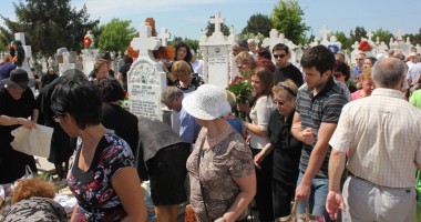Paștele Blajinilor, sărbătorit  cu bodyguarzi la porțile cimitirelor - 3