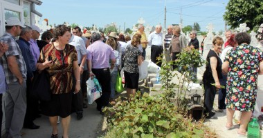 Paștele Blajinilor, sărbătorit  cu bodyguarzi la porțile cimitirelor - 4