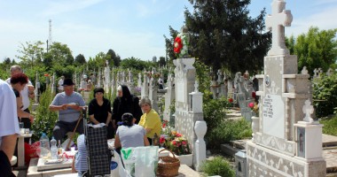Stire din Social : Paștele Blajinilor, sărbătorit  cu bodyguarzi la porțile cimitirelor