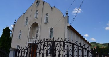 Stire din Eveniment : Pastor de 72 de ani, acuzat că a violat o fată de 15 ani, sub pretextul "practicilor spirituale"