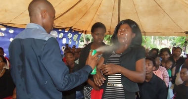 Stire din Actualitate : Un pastor își vindecă enoriașii cu insecticid. Compania  producătoare, în alertă!