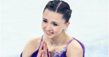 Stire din Sport : VIDEO: Patinatoarea rusă de doar 15 ani Kamila Valieva scrie istorie la debutul olimpic. A devenit a patra femeie care a reușit o săritură triplu axel