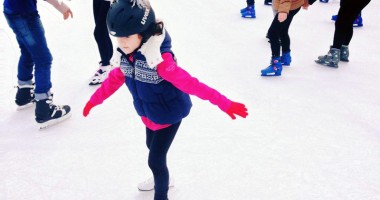 Stire din Cultură-Educație : Promoțiile cu care vă așteaptă unicul patinoar constănțean