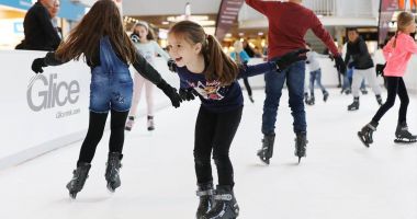 Stire din Eveniment : O fetiţă de 9 ani s-a electrocutat în timp ce se afla la patinoar. Iată cum a fost posibil