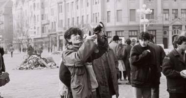 Imagini document / 25 DE ANI DE LA REVOLUȚIE - 22 decembrie 1989: Fuga lui Ceaușescu și zeci de mii de oameni în stradă, sub tiruri de gloanțe - 9