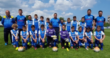 Stire din Sport : Patru grupe ale Academiei Hagi, la "Dolphin Cup"