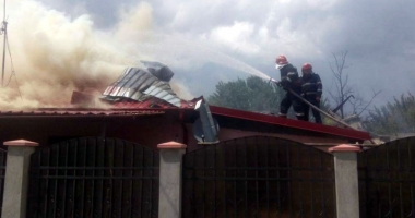 Stire din Eveniment : Patru autospeciale au intervenit la un incendiu izbucnit la o casă din Murfatlar