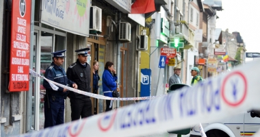 Patru tineri reținuți de polițiști după ce au spart un magazin