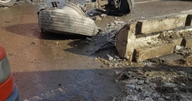 Galerie foto. GRAV ACCIDENT RUTIER. Camion cu sare, răsturnat peste un Logan. Intervine elicopterul SMURD - 4
