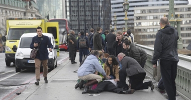 FOTO - VIDEO. Focuri de armă la intrarea în Parlamentul britanic. Cel puțin 12 victime după ce o mașină a intrat într-un grup de oameni / Poliția britanică: Incidentul este "terorist" - 6