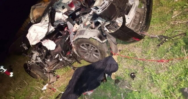 ATENȚIE, IMAGINI ȘOCANTE! TRAGEDIE FEROVIARĂ! AUTOTURISM SPULBERAT DE TREN. BĂRBAT MORT, TĂIAT ȘI DESFIGURAT - 5
