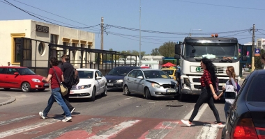 GALERIE FOTO. Accident rutier pe bulevardul Aurel Vlaicu, între un TIR și o mașină - 4