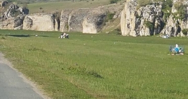 GALERIE FOTO / CÂND NESIMȚIREA ÎNTRECE ORICE LIMITĂ...Și-au lăsat mormanele de gunoaie la Constanța, adminstrația locală strânge după ei - 8