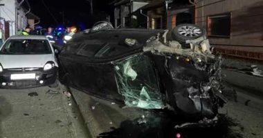 Stire din Eveniment : Patru tineri au fost grav răniți într-un accident, după ce mașina lor s-a răsturnat