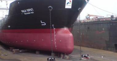 Stire din Economie : Patru muncitori morți în urma exploziei de pe un tanc petrolier