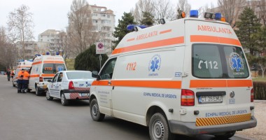 Patru tineri care stăteau pe trotuar, loviți de mașină