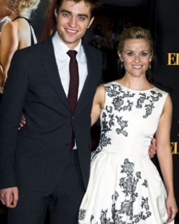 Stire din Monden : Robert Pattinson, consolat de Reese Witherspoon!