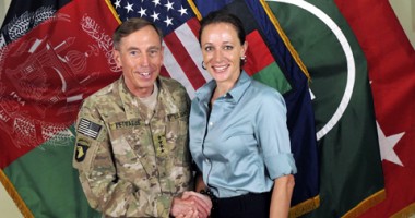 Stire din Actualitate : Fosta amantă a lui David Petraeus nu va fi anchetată pentru hărțuire online