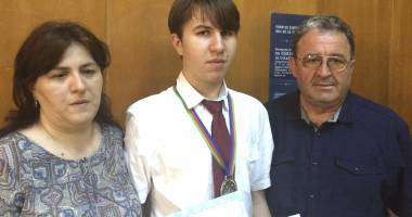Stire din Cultură-Educație : Performanță de excepție la Colegiul "Mircea". Cine este "geniul" din laboratorul de chimie