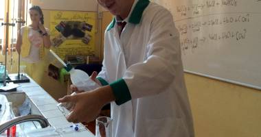 Performanță de excepție la Colegiul "Mircea". Cine este "geniul" din laboratorul de chimie - 3