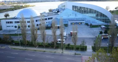 Stire din Politică-Administrație : Pavilionul Expozițional din Constanța ar putea fi demolat! Malul Lacului Siutghiol se scufundă