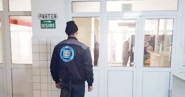 Stire din Eveniment : Elevă de 13 ani, agresată şi şantajată cu poze indecende de paznicul şcolii timp de aproape un an